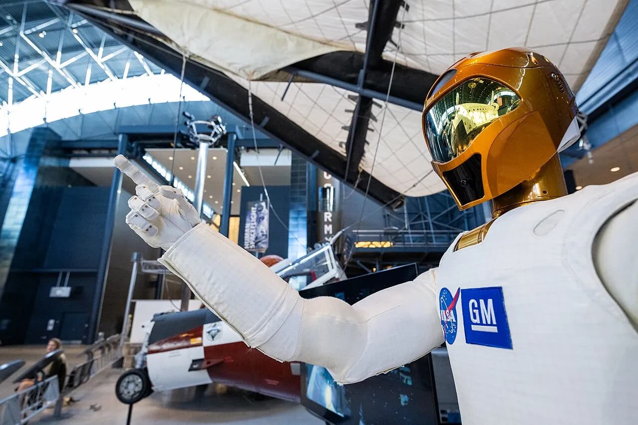 Robonaut 2 on display at the Udvar-Hazy Center, near the space shuttle Discovery